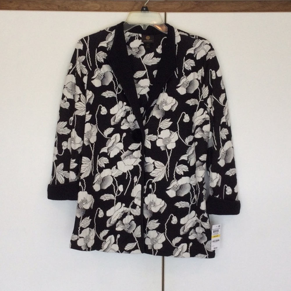 NWT Macy’s JM Collection Size M lightweight jacket